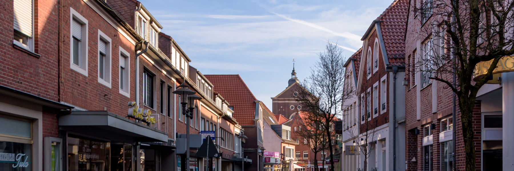 Gewachsene deutsche Geschäfts- und Wohnstraße mit unterschiedlichen Immobilien